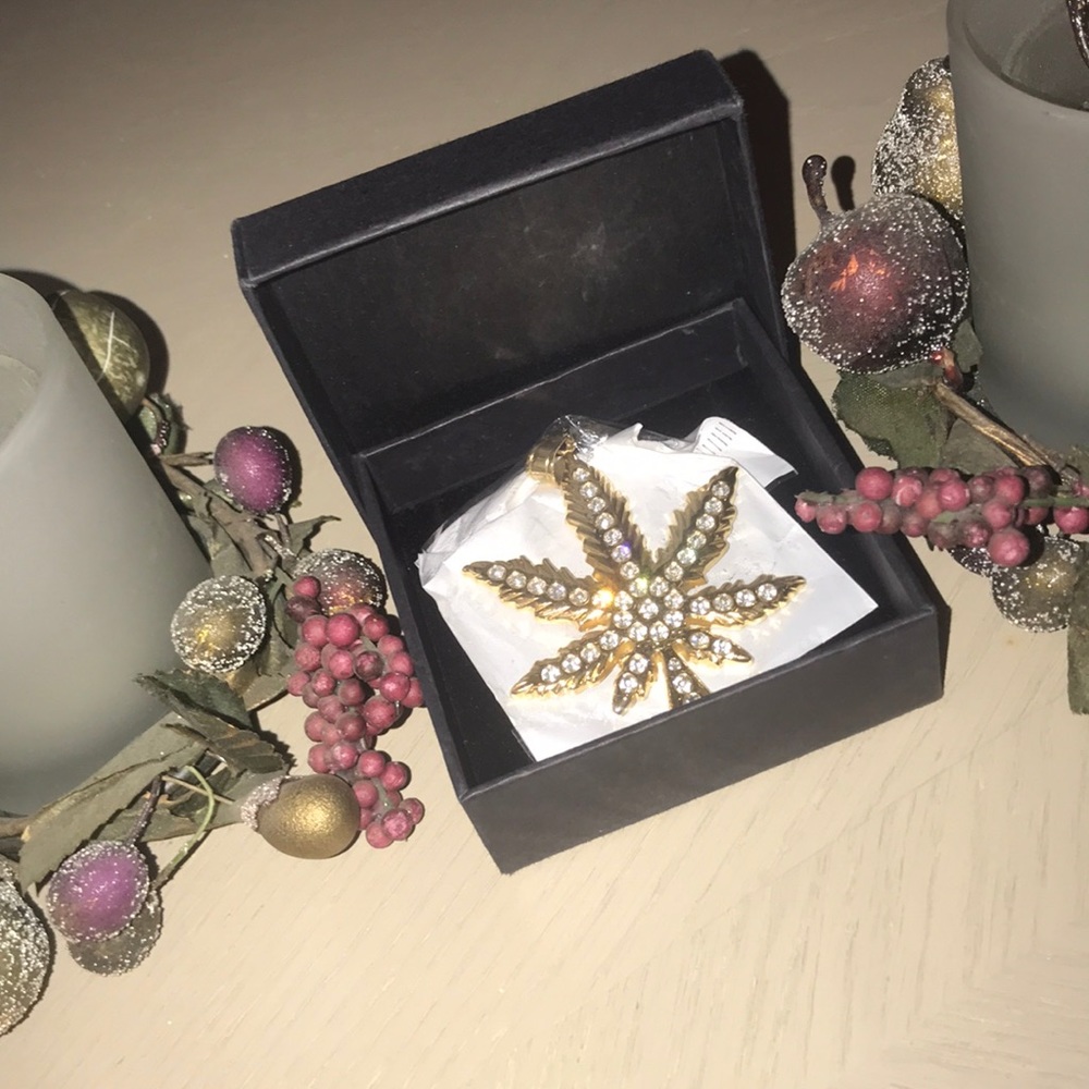 NWB Marijuana Pendent